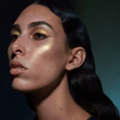 Extra/Ordinaire Skin Illuminator -Beauty Essence Shop 27 Rosiers Extra Ordinaire Look 1 Raya Gold 1 ac16dccf fdf1 4af8 a280 95dd4c44b41d