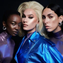 Extra/Ordinaire Skin Illuminator -Beauty Essence Shop 27 Rosiers Extra Ordinaire Look 2 Portrait Group bf34eeeb 9c1b 4e62 89d5 beb385c92bc7