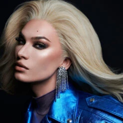 Extra/Ordinaire Skin Illuminator -Beauty Essence Shop 27 Rosiers Extra Ordinaire Look 2 Portrait Miss Fame 60e394e7 32ab 4fd9 bf30 e48ae1fce040