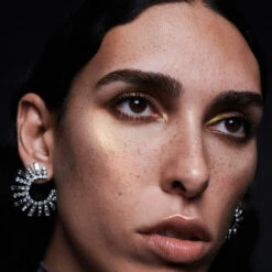 Extra/Ordinaire Skin Illuminator -Beauty Essence Shop 27 Rosiers Extra Ordinaire Look 2 Portrait Raya 4f37150b 59c1 413a acd9 fe003fc3023a