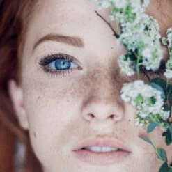 Nourish & Set Brow Gel -Beauty Essence Shop 628110059871 enfr 02