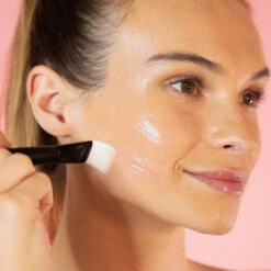 Bioactive Rose Gommage Resurfacing Enzyme Mask -Beauty Essence Shop ApplyingGommage1