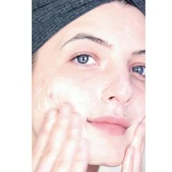 Clarifying Cleanser -Beauty Essence Shop ClarifyingCleanser Model 2400x3680px 300dpi