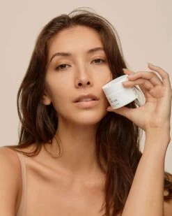 Restore Face Cream -Beauty Essence Shop DoctorRogers FaceCream Model 05