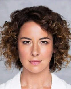 SmartCurl Leave In Conditioner 9 SmartCurl Leave In Conditioner -Beauty Essence Shop Evolvh SmartCurlLeaveInConditioner Model 03