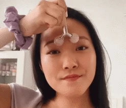 The Rose Quartz Tension Melting Massager For Face & Neck -Beauty Essence Shop FRRQ04inuse