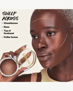 The Sun Show Glowy Warmth Bronzer -Beauty Essence Shop Kosas2023 GlowI.V PDP 03 Tropic Application