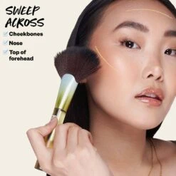 The Sun Show Glowy Warmth Bronzer -Beauty Essence Shop Kosas2023 GlowI.V PDP 03 Waves Application