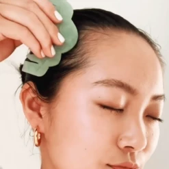 The Jade Massaging Gua Sha Comb -Beauty Essence Shop MountLai JadeMassagingComb HCJA01 ProductInUse