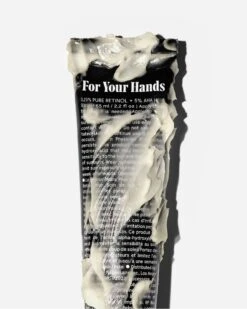 The Hand Retinol - Repair Treatment With 0.25% Pure Retinol + 5% AHA -Beauty Essence Shop Necessaire HandRetinol Lifestyle 03