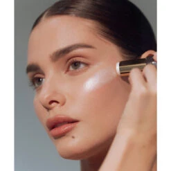 RÓGLOW Skin Stick Highlighter 17 RÓGLOW Skin Stick Highlighter -Beauty Essence Shop ROGLOW Editorial 2000x2000 0001 49A2719