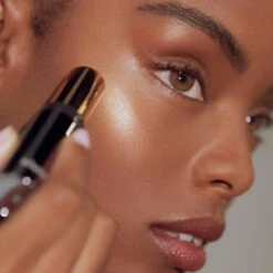 RÓGLOW Skin Stick Highlighter 22 RÓGLOW Skin Stick Highlighter -Beauty Essence Shop ROGLOW Editorial 2000x2000 0003 49A2016