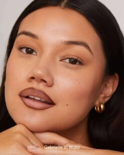 Soft Glide Lip Pencil -Beauty Essence Shop SOSHE SoftGlideLipPencil Model 05 Moka