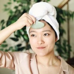 The Jade Gua Sha Facial Lifting Tool -Beauty Essence Shop StephaniewithJadeGuaShaToolGSJA01 3