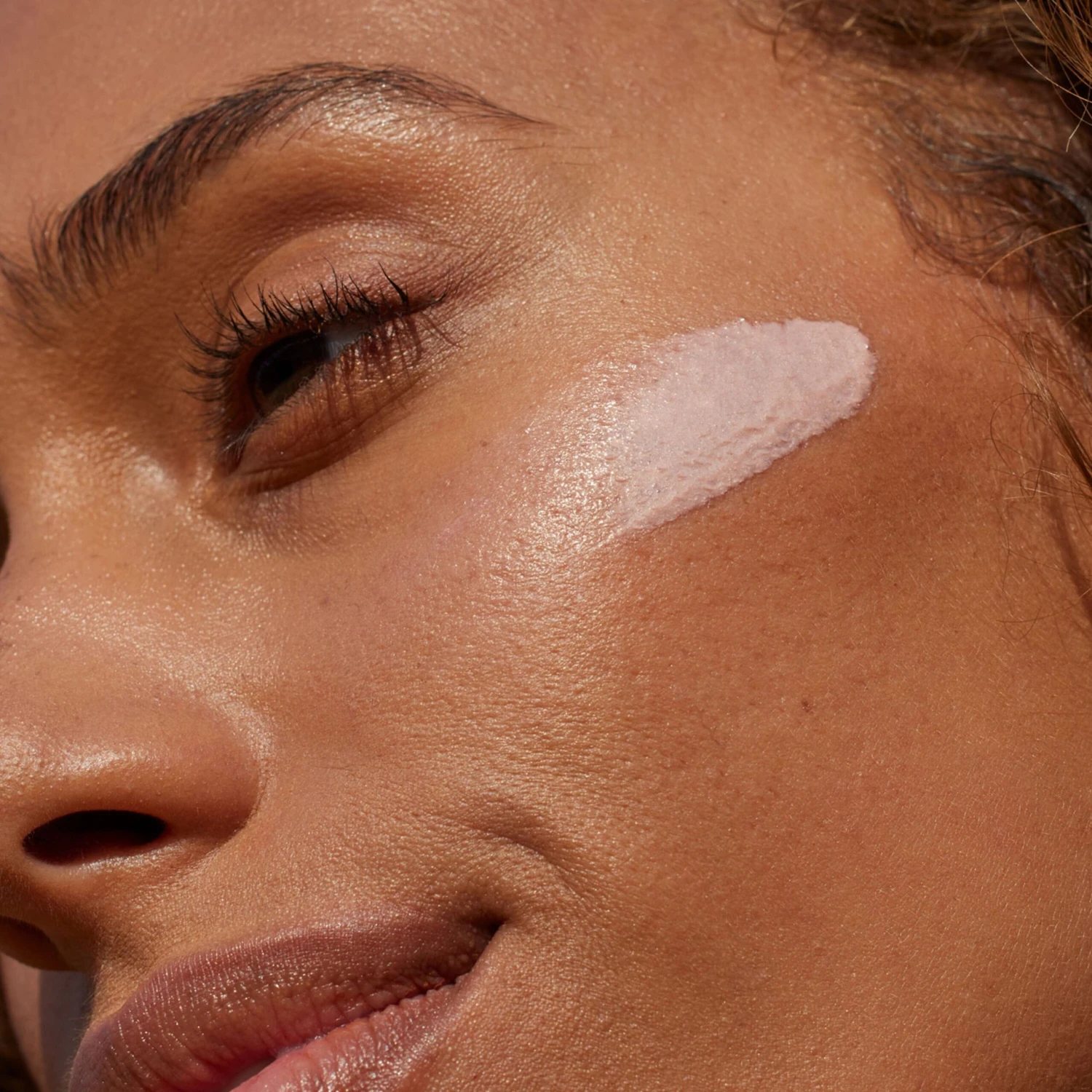 Sunglow SPF 35 Luminizing Sunscreen 6 Sunglow SPF 35 Luminizing Sunscreen - Image 4