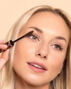 Eyes That TOK - Lash Enhancing Mascara -Beauty Essence Shop TOKBeauty EyesThatTokMascara Model 05 Brown