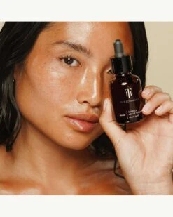 Glowy Bestsellers Starter Kit 14 Glowy Bestsellers Starter Kit -Beauty Essence Shop TrueBotanicals GlowyBestsellersKit Lifestyle 06